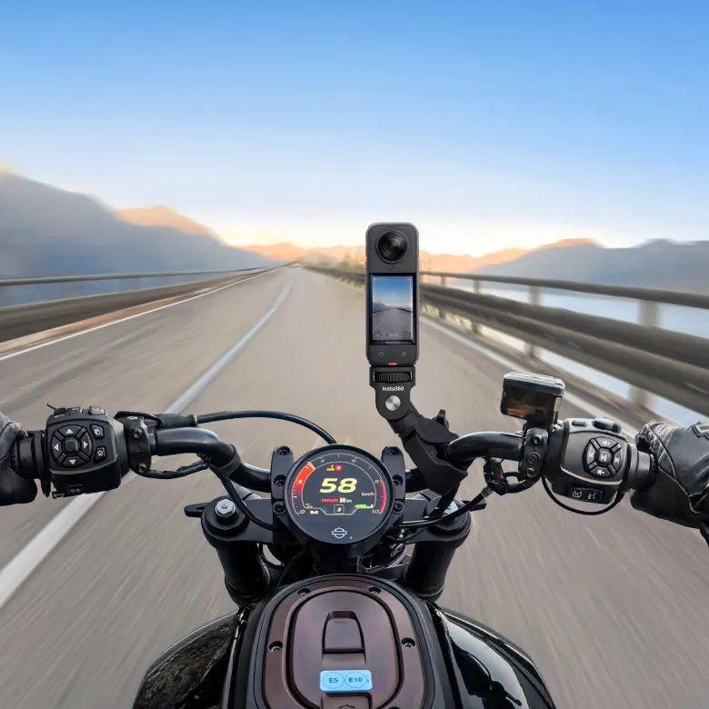 Foto 3 van Insta360 X4 360-graden actiecamera Motorfiets Bundel