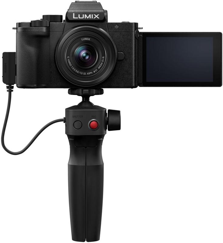 Foto 2 van Panasonic Lumix DC-G100D + 12-32mm f/3.5-5.6 ASPH. OIS kit met statiefgrip