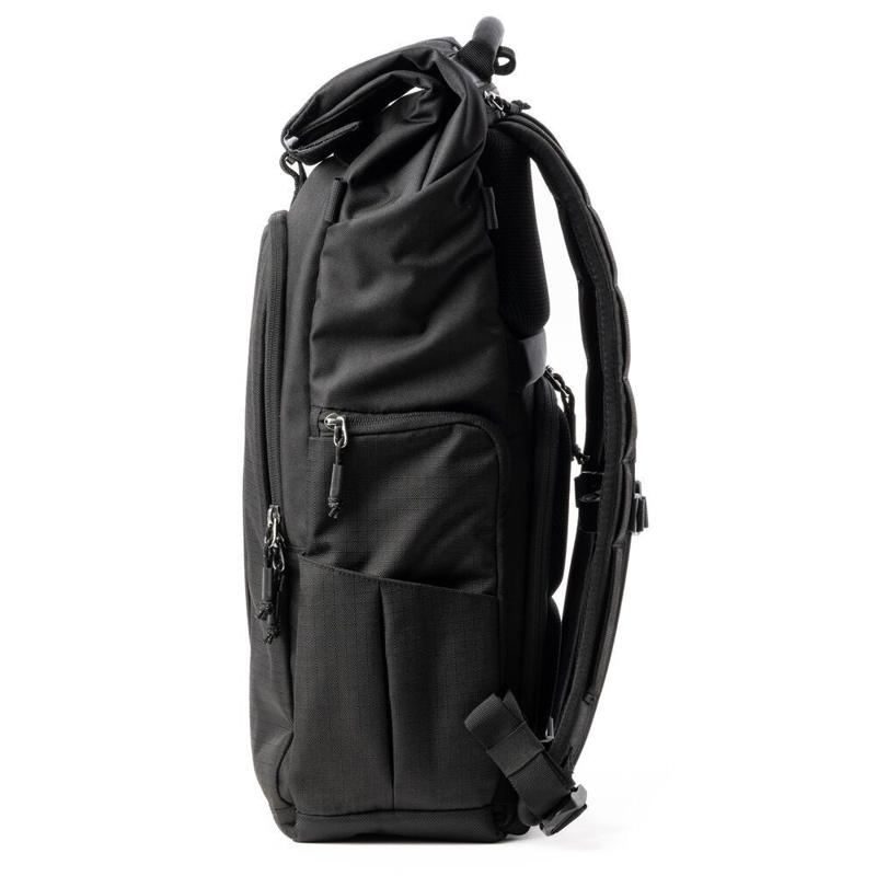 Foto 4 van Think Tank FocusPoint 30L Asphalt Black Rolltop Cameratas